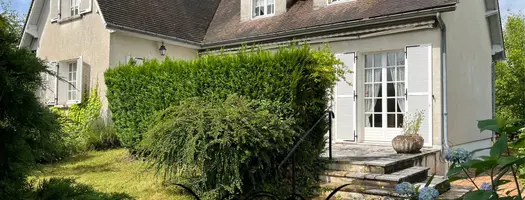 Maison familiale avec jardin arboré. 