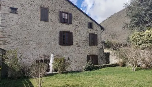 Grande maison de village du 18 ° avec jardin . 