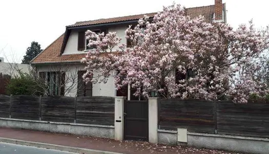 Chambre dans un pavillon à Yerres 