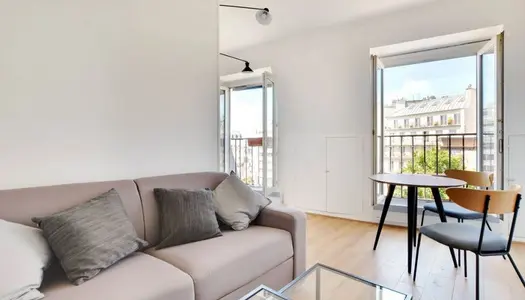 Très beau studio avec parquets et deux balcons 