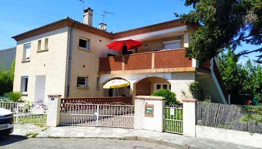 Villa de 200 m2 arborée clôturée divisée en deux appartement 