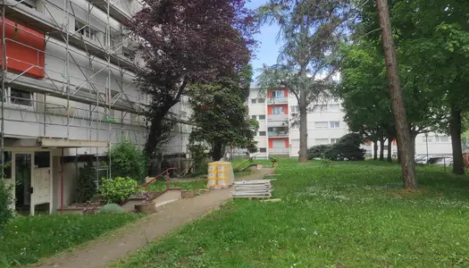 Appartement rénové au 1er étage avec balcon et cave 