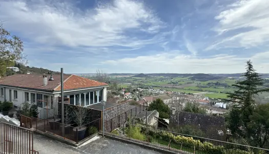 ENSEMBLE IMMOBILIER DANS L'UN DES PLUS BEAUX VILLAGES DE FRA 