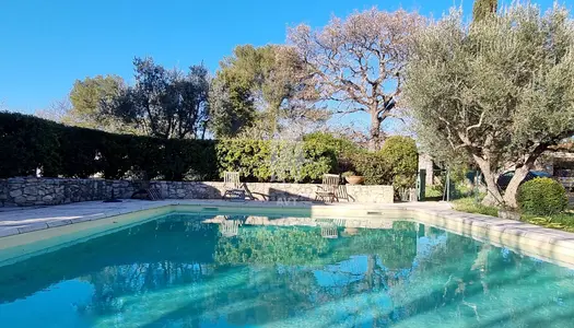 BASTIDE DANS UN ECRIN DE VERDURE