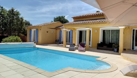 Villa de qualite avec piscine au calme proche du centre de Regus