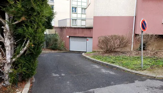 Louez au mois un parking Yespark privé au 6 rue du Bastion à Pontoise. Un parking souterrain est 