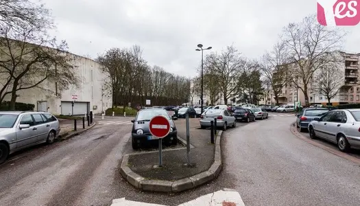 Louez au mois un parking Yespark privé au rue des Coquelicots à Montigny-le-Bretonneux. Plusieurs 