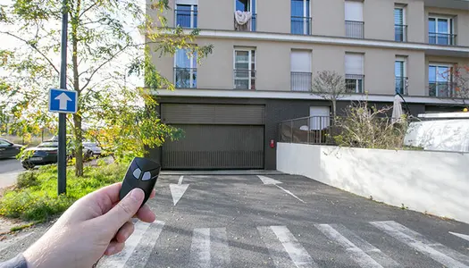 Louez au mois un parking Yespark privé au 37 avenue Louis Bréguet à Vélizy-Villacoublay. Un 