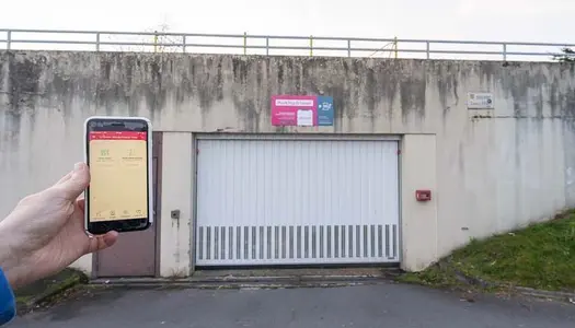 Louez au mois un parking Yespark privé au 1 place des Planches à Orsay. Yespark vous propose un 