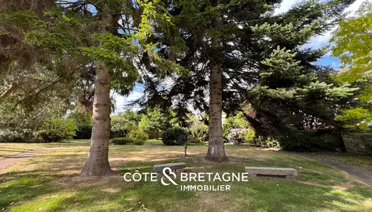 ACHETER AU COEUR DE GUINGAMP, DEMEURE EN PIERRE AVEC JARDIN  