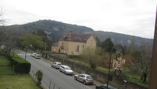 DORDOGNE-LES EYZIES-IMMEUBLE COMMERCIAL ET D'HABITATION 