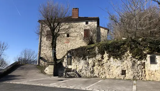 Maison en pierre avec de belles vues et un grand jardin Mont 