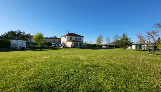 maison en pierre avec piscine et grand terrain 