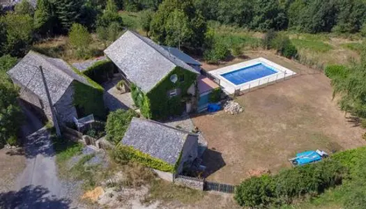 Maison en pierres rénovée avec piscine entre Rodez