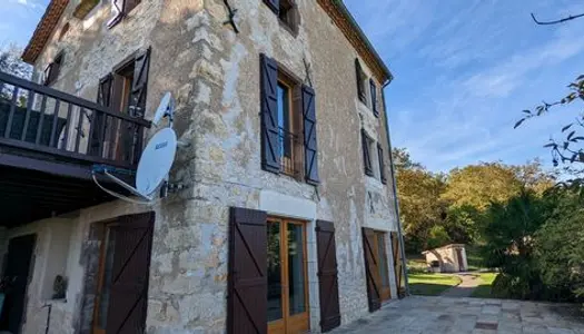 Maison en pierre avec piscine et dépendance proche