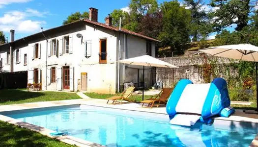 Maison en pierre avec jardin au bord d'un ruisseau