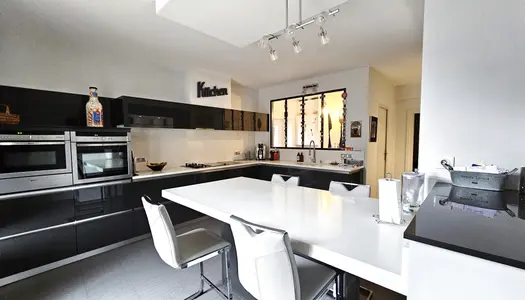 Rare -  Très bel appartement avec terrasse et garages 