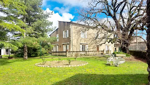 Maison de 190 m2 avec dépendances - Terrain plat et arboré  