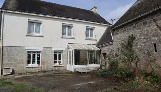 Maison mitoyenne à rénover  en campagne. 