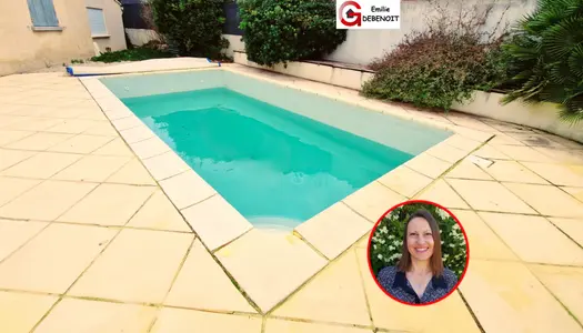 Villa de plain-pied 6 pièces avec piscine traditionnelle 