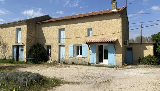 Orange Mas à restaurer + maison de plain-pied sur 4 700m2 de 