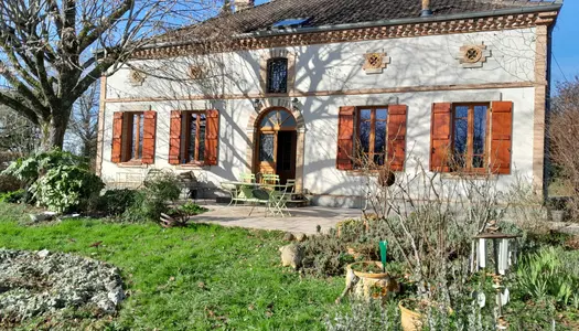 Maison de caractère en coteau avec piscine et jardin arboré. 