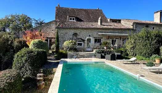 Une belle maison traditionnelle en pierre avec des vues magn 