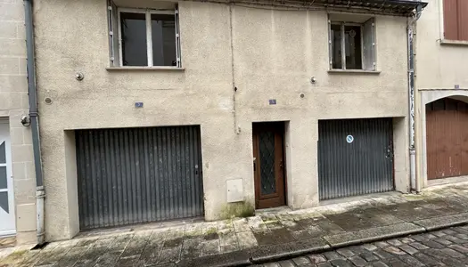 Petite maison de ville à rénover avec deux garages  