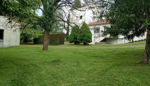 Grande maison avec son parc arbore + garage 