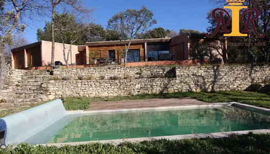 belle maison contemporaine sur terrain avec piscin et vue 