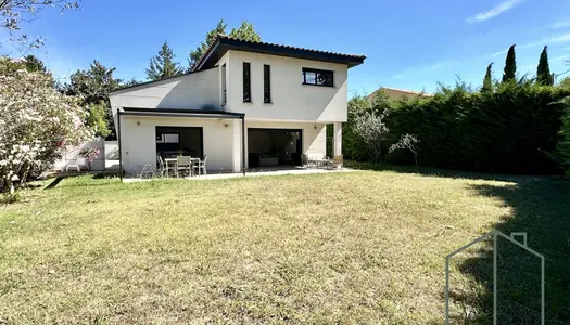 Villa contemporaine avec jardin et garage 