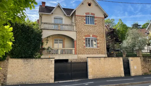 Maison de centre-ville exceptionnelle avec garage, piscine e 