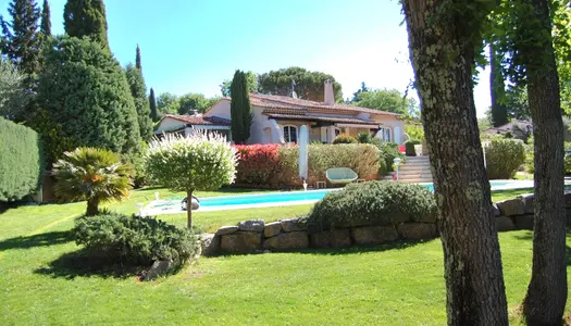 Villa individuelle avec piscine et dépendance 