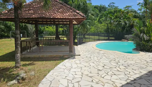 Villa T6 avec piscine Superficie 154m2 secteur REMIRE MONTJO 