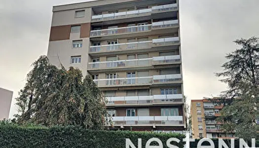 Appartement 2 Pieces en dernier etage avec Terrasse Cave et Parking - 69500 BRON 