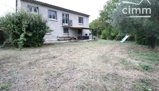 A vendre une villa avec garage, sur un terrain bordé par une rivière 