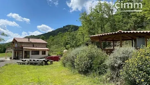 bâtisse sur 84314m² de terrain et  licence 3 