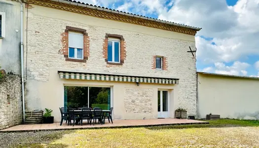Maison avec appentis et grange de 190 m2 à Castelnau-de-Lévis, 