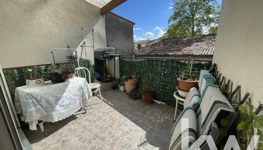 Maison 2 chambres avec terrasse et garage. 