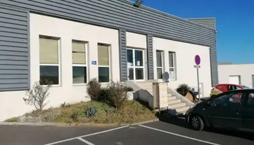 Bureaux proches de l'Autoroute et à 3 min d'une arrêt SNCF (Nimes / Montpellier) 
