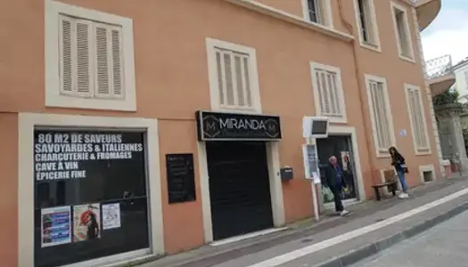 Cannes ,proche d'un parking public avec fort passage ,location pure 