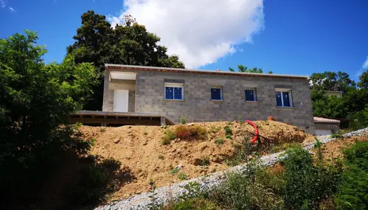 Maison neuve (en cours de construction) avec terrasse sur pi