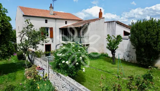 Charmante Maison de Village avec Garage et Terrain à Lempdes 