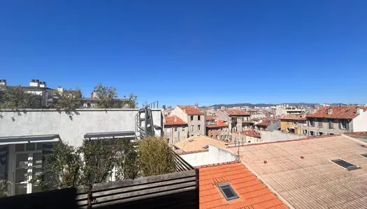 Grand studio 28m2 meublé vue sur les toits de Marseille 