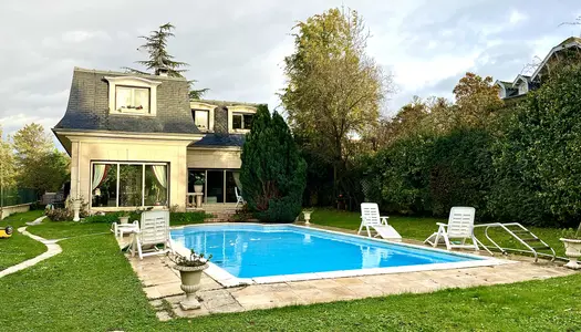 Magnifique Maison Mansarde de 230m2 avec Piscine Chauffée et 