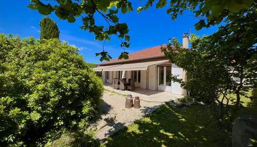 MONTBRISON, Élégante villa de plain-pied avec piscine. 