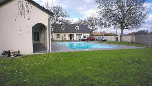 à vendre MEHUN SUR YEVRE (18) maison entièrement rénovée et sa piscine