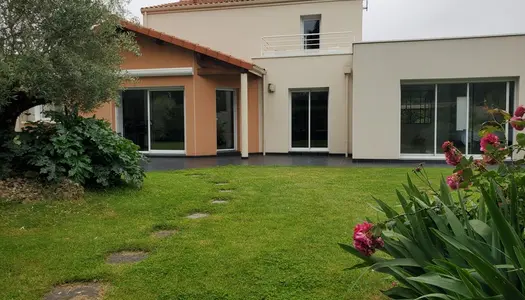 Dpt Maine et Loire (49), à vendre CHOLET maison contemporaine 8 pièce de 171m² 