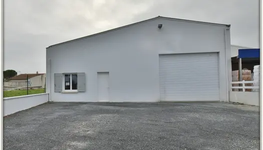 Dpt Charente Maritime (17), à vendre SAINT JEAN D'ANGELY Locaux d'activité avec parking 