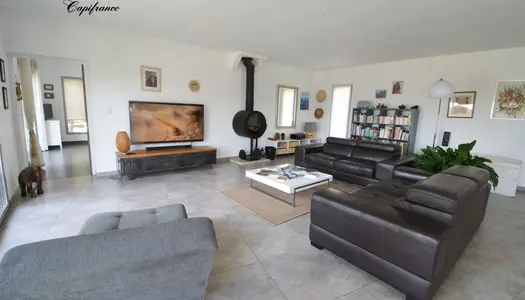 Dpt Bouches du Rhône (13), à vendre VERNEGUES maison P5 de 180 m² - Terrain de 1 300,00 m² - Pla